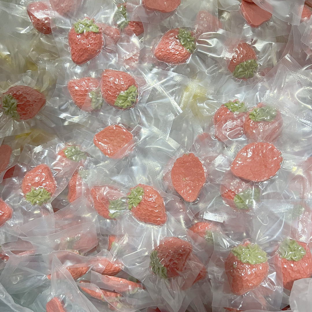 Handcrafted Chicken &amp; Cheese Strawberry Crisps – 20-Pack, 100% Natural, No Additives, Fresh Ingredients – Perfect for Meal Toppers, Training Treats, or Pet Decoration