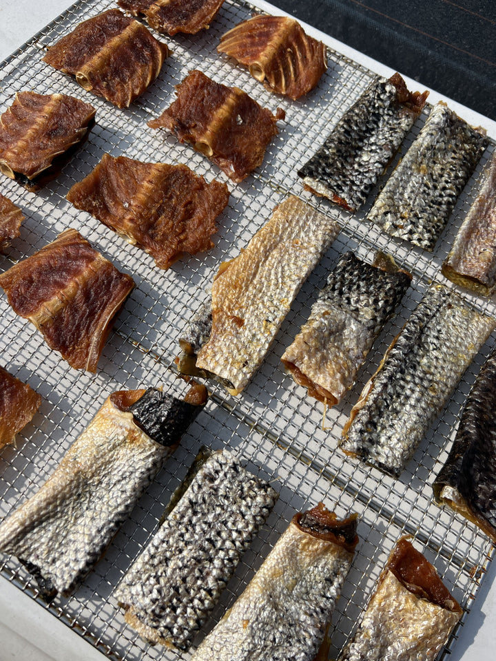 Handcrafted Salmon Skin Pet Treats – Rich in Vitamin D &amp; Omega-3 Fatty Acids, Promotes Growth &amp; Coat Shine, Dental Health, No Additives – 20 Pieces, Individually Vacuum-Sealed