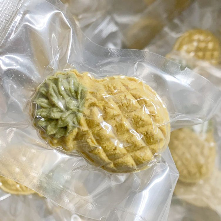 Handcrafted Pineapple Biscuit Dog Treats – Chicken, Cheese, & Veggie Blend – 20 Pieces, Individually Vacuum-Sealed – No Additives, No Preservatives, Healthy Training & Meal Topper Treats