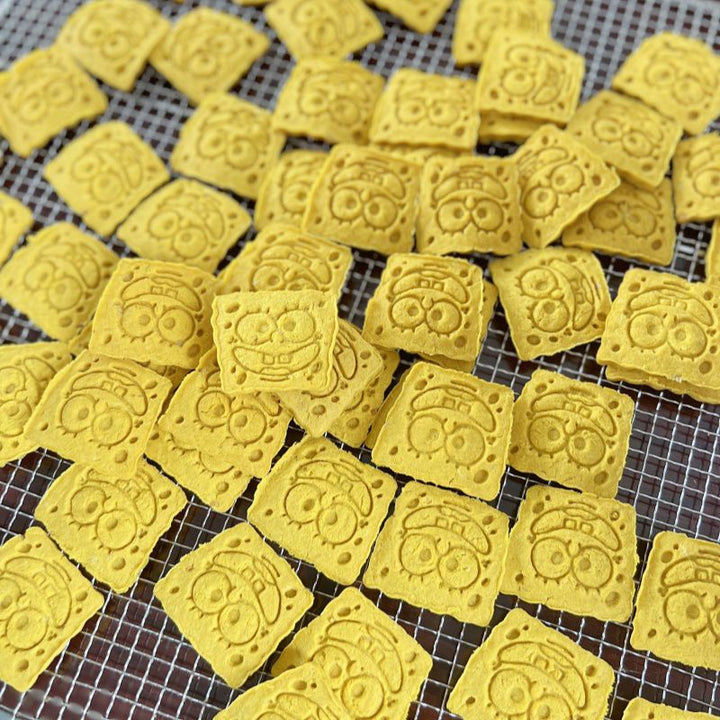 Handcrafted SpongeBob-Shaped Biscuits – Chicken, Goat Cheese &amp; Veggie Blend – 20 Pieces, Individually Vacuum-Sealed – No Additives, No Preservatives, Healthy Training &amp; Meal Topper Treats