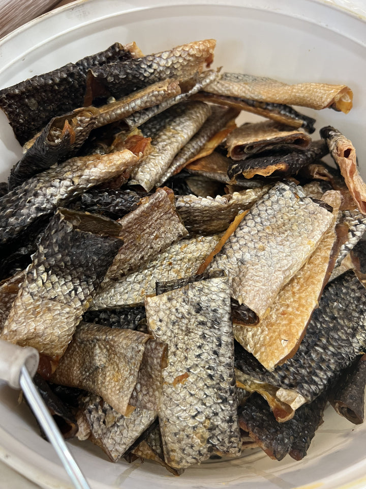 Handcrafted Salmon Skin Pet Treats – Rich in Vitamin D &amp; Omega-3 Fatty Acids, Promotes Growth &amp; Coat Shine, Dental Health, No Additives – 20 Pieces, Individually Vacuum-Sealed