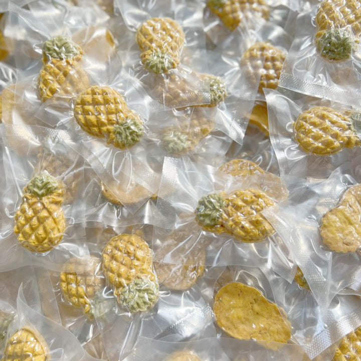 Handcrafted Pineapple Biscuit Dog Treats – Chicken, Cheese, & Veggie Blend – 20 Pieces, Individually Vacuum-Sealed – No Additives, No Preservatives, Healthy Training & Meal Topper Treats