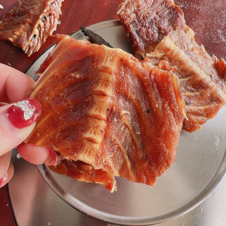 Handcrafted Salmon Skin Pet Treats – Rich in Vitamin D &amp; Omega-3 Fatty Acids, Promotes Growth &amp; Coat Shine, Dental Health, No Additives – 20 Pieces, Individually Vacuum-Sealed