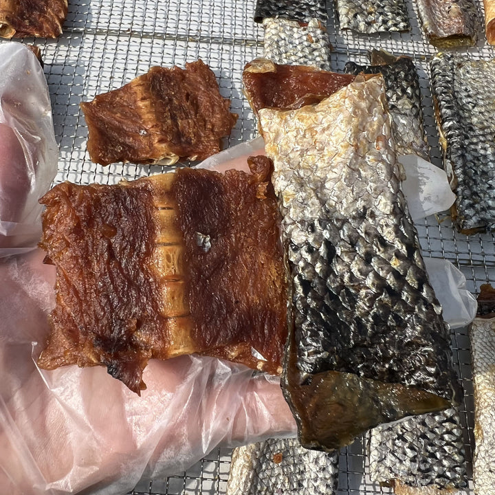 Handcrafted Salmon Skin Pet Treats – Rich in Vitamin D &amp; Omega-3 Fatty Acids, Promotes Growth &amp; Coat Shine, Dental Health, No Additives – 20 Pieces, Individually Vacuum-Sealed
