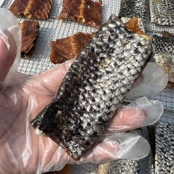 Handcrafted Salmon Skin Pet Treats – Rich in Vitamin D &amp; Omega-3 Fatty Acids, Promotes Growth &amp; Coat Shine, Dental Health, No Additives – 20 Pieces, Individually Vacuum-Sealed